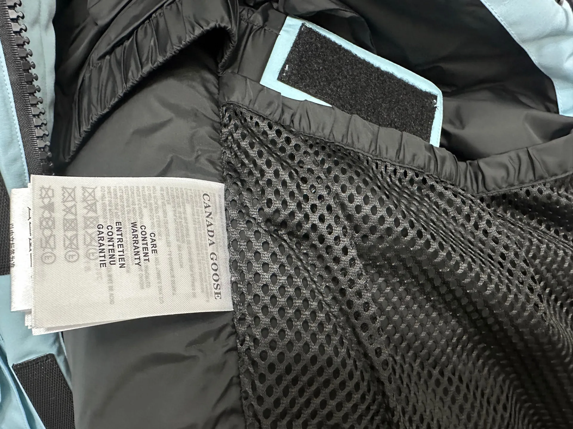 P780 Top Purchasing Version (Wolf Hair Optional) 🇨🇦CANADA GOOES 24 new models 08 models/couple models Factory direct supply: supplying global purchasing agents, micro-business, entities, Tmall, high-end stalls and studio cooperation, free shipping! Canada Goose Expedition Parka 2008 is the same style for men and women. It is mid-length and the most timeless classic. All Arctic and Antarctic scientific expedition teams choose Canada Goose as their cold-proof equipment. It is the Rolls-Royce of down jackets. ➖ Industry-leading anti-counterfeiting chip sensing. ➖ Imported Behringer embroidery machines and customized embroidery labels, the highest level and industry leading. ➖ Imported Korean 21-count polyester-cotton blended original fabric, TC85 waterproof coated fabric, water-repellent, windproof and wear-resistant. ➖ The new national standard 80 white duck down is filled with an average of 520 grams of down. The amount of down filled is industry-leading. ➖ 100% nylon lining with double double-layer sealing design to prevent velvet running, and seamless thread design on the cuffs! ➖ Western Canadian Green Wolf Collar. ➖ Yoshida YKK provides original factory-customized electroplated sliders. YKK two-way lockable zippers are tight and smooth and do not peel off paint. ➖ 3M composite Velcro is durable and the accessories and hardware are all custom-made. Note: Our copywriting is only simple and clear. Instead of bragging about the copywriting, it is better to compare and understand with samples. Only for the purest goose, the most dedicated, the most professional, the highest quality, the highest cost performance!  Size:XS-XXL